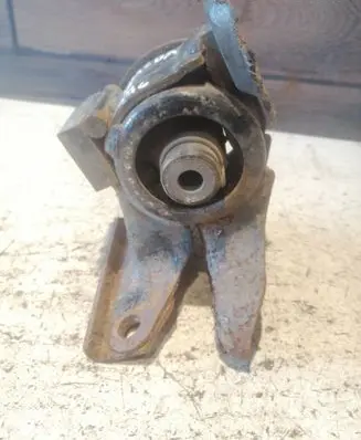 Mazda 6 Engine mount bracket