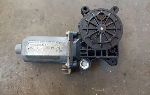 Mercedes-Benz SLK R170 Front door window regulator motor A1708201442