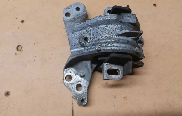 Peugeot 407 Engine mounting bracket