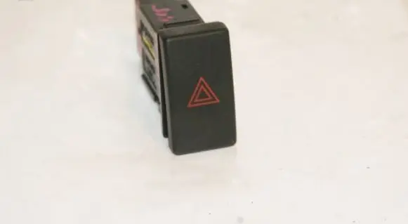 Toyota Avensis T250 Hazard light switch 8433205050 157963