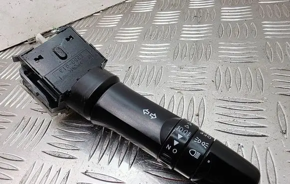 Mitsubishi L200 Indicator stalk E380013 17D706