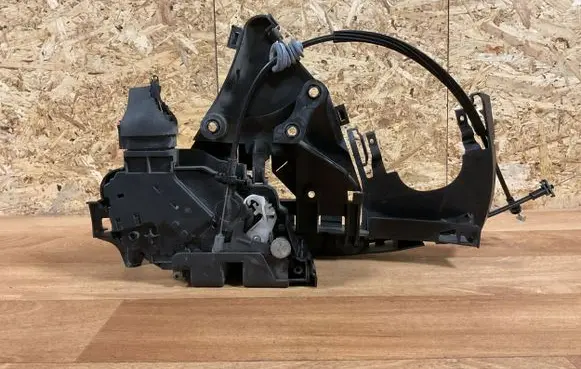 Volvo V50 Front door lock 30784047 985915