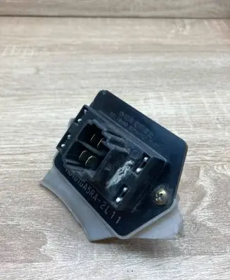 Mazda 626 Heater blower motor/fan resistor HB151GA5RA 2L11