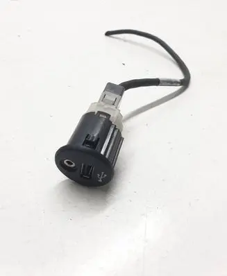 Nissan Qashqai USB socket connector 09915742