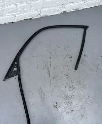 BMW 7 E32 Rubber seal front door window/glass