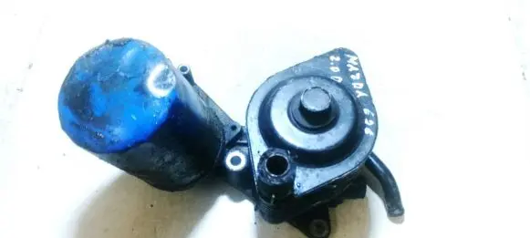 Oil filter mounting bracket