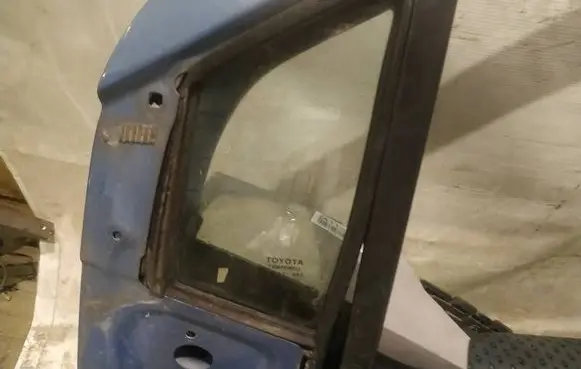 Toyota Yaris Front door vent window glass four-door AS2