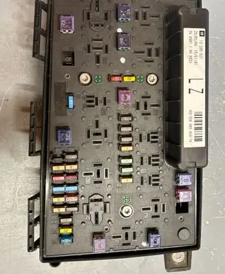 Opel Zafira B Fuse module 13285621 5DK009464