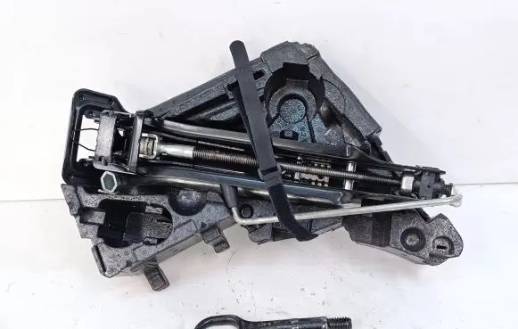 Audi Q7 4L Tool set 