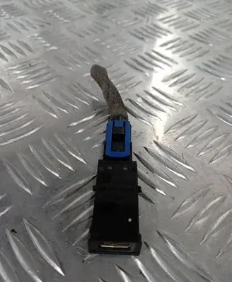 Opel Insignia A USB socket connector 13348688
