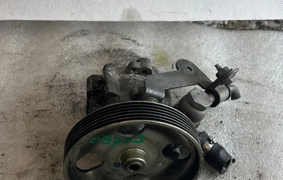 Citroen C4 I Picasso Power steering pump 9656405380