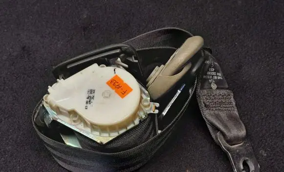 Volkswagen Transporter - Caravelle T5 Third row seat belt 7H9857816E