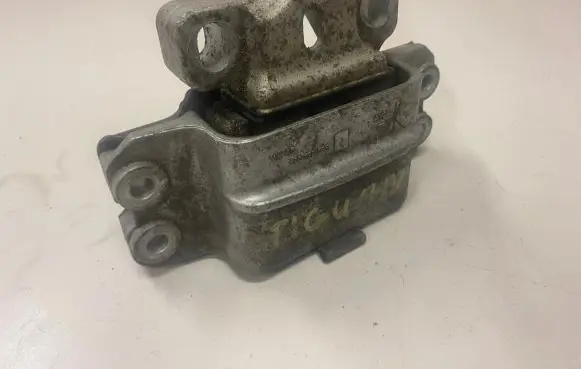 Volkswagen Tiguan Engine mount bracket 3C0199555