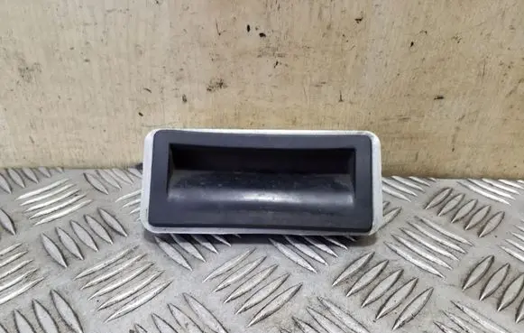 Tailgate opening switch