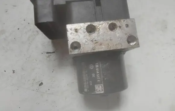 Volkswagen Golf IV ABS Pump 1C0907379E 1J0614517E