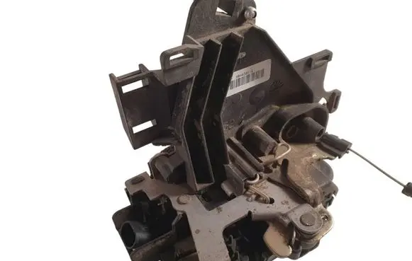 Volkswagen Polo Front door lock 3B4839015