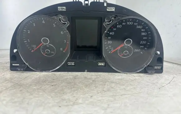 Volkswagen PASSAT B7 Speedometer (instrument cluster) 3AA920870H 116385km