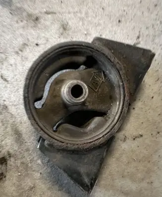 Nissan Primera Engine mount bracket