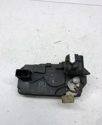 Opel Zafira B Rear door lock 13210739