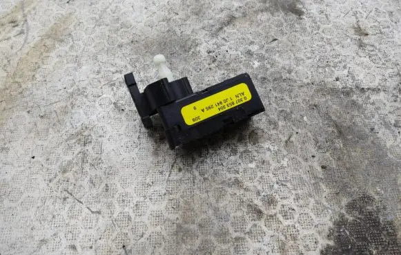 Headlight level adjustment motor