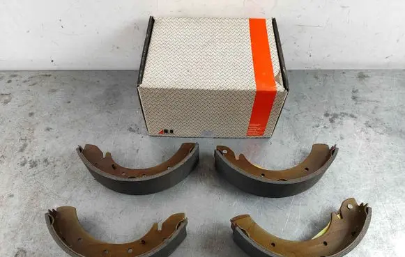 Nissan Terrano Handbrake/parking brake pads 44060-0F027