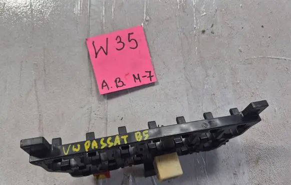 Volkswagen PASSAT B5 Fuse box set 8D0937503E