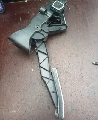 Mercedes-Benz B W245 Accelerator throttle pedal A1693000904 190307 000130