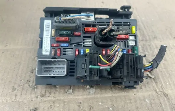 Citroen C4 I Picasso Fuse module 9636079380