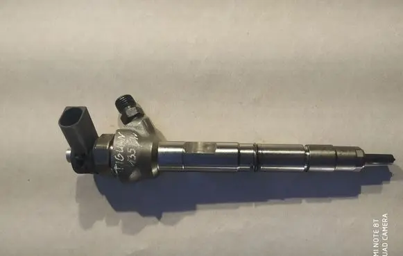 Volkswagen Tiguan Fuel injector 0445110471