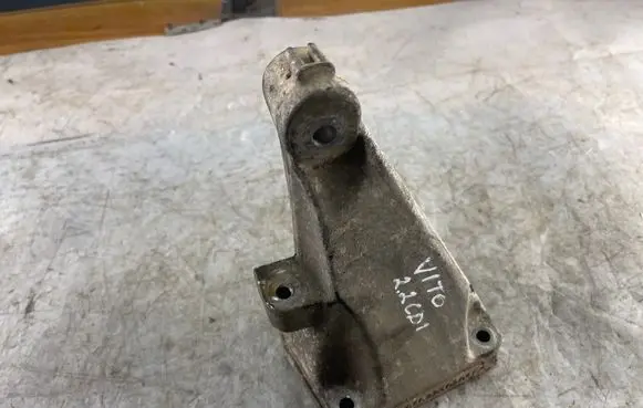 Mercedes-Benz Vito Viano W639 Engine mounting bracket A6462230204