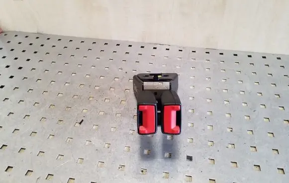 Middle seatbelt buckle (rear)