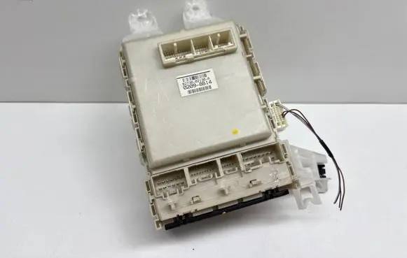 Toyota Auris 150 Fuse module 8273002130A 02098B14