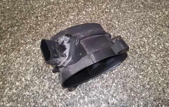 BMW 5 E39 Mass air flow meter 0928400468 77870760