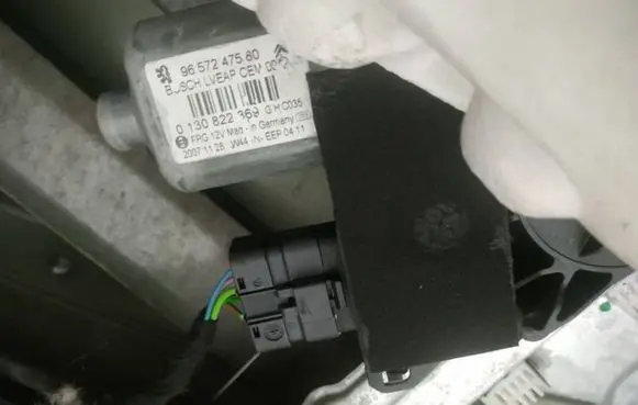 Peugeot 308 Front door window regulator motor 9657247580 0130822369