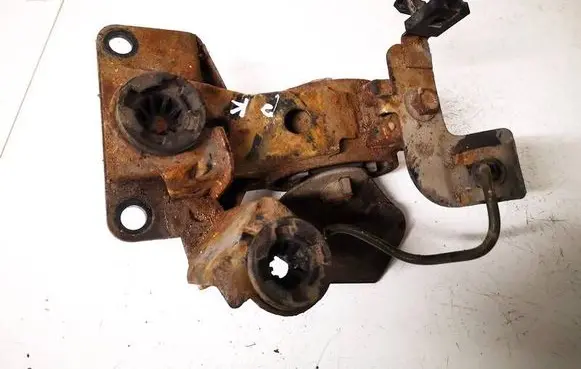Nissan X-Trail T30 Engine mount bracket