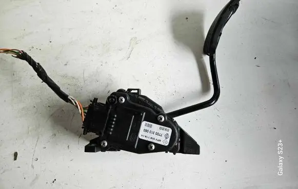 Opel Vivaro Accelerator throttle pedal 7700313060 6PV00811914