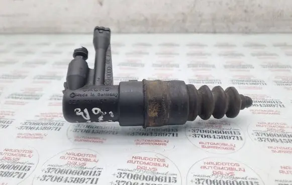 Volkswagen PASSAT B5.5 Clutch master cylinder 8E0721257F