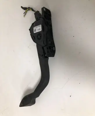 Accelerator throttle pedal