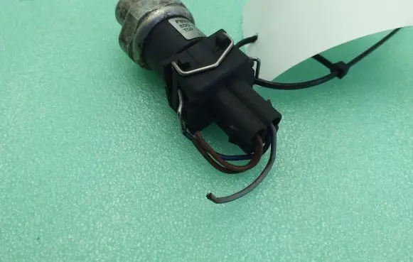 Volkswagen PASSAT B5.5 Air conditioning (A/C) pressure sensor 8D0959482B