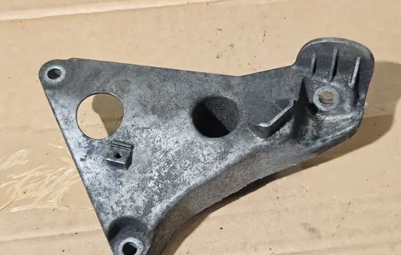 BMW 5 E60 E61 Engine mounting bracket 6777053 ENAC46000 13807410