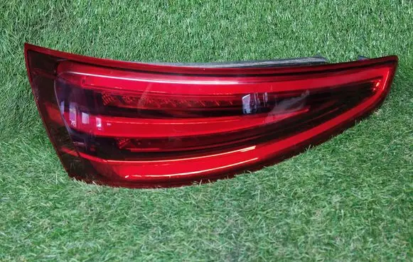 Audi Q3 8U Tailgate rear/tail lights 8U0945093D