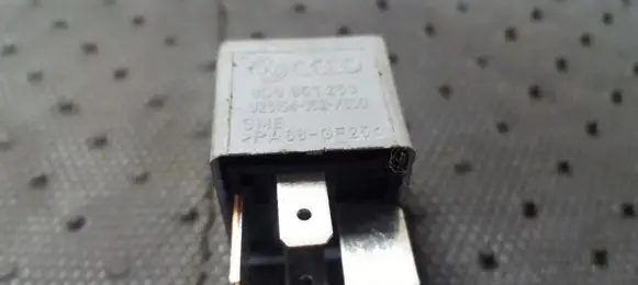 Volkswagen PASSAT B5 Other relay 8D0951253 V23134-J52-X300