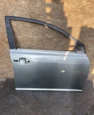 Toyota Avensis T250 Front door