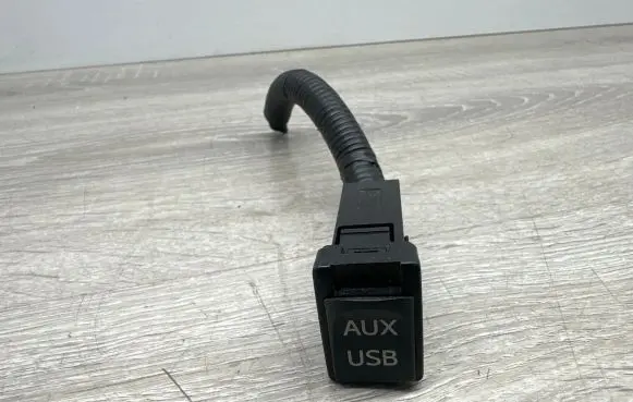 Toyota Avensis T270 AUX in-socket connector 8619002070 211713 ALS0899G