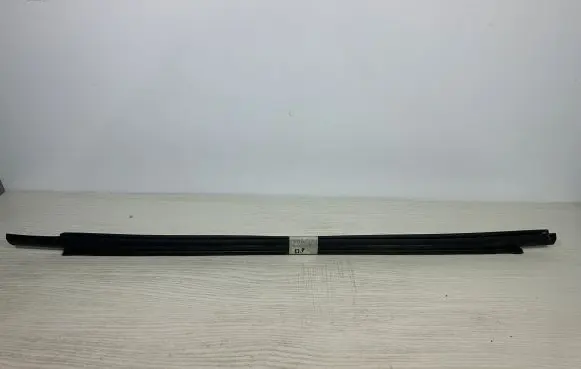 Opel Grandland X Rubber seal front door window/glass 9814857580