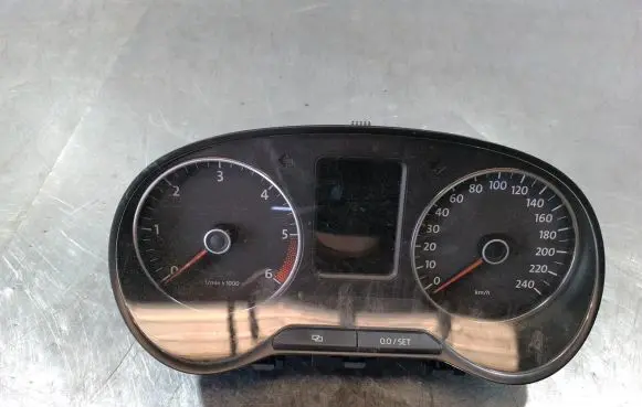 Volkswagen Polo V 6R Speedometer (instrument cluster)