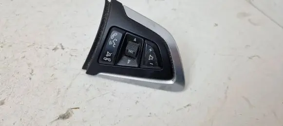 Steering wheel buttons/switches