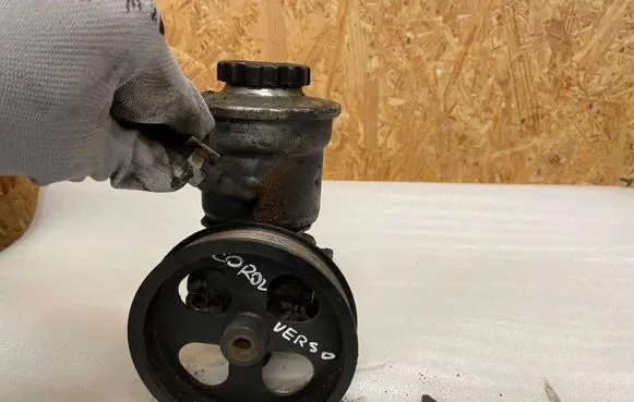 Toyota Corolla Verso E121 Power steering pump 12180