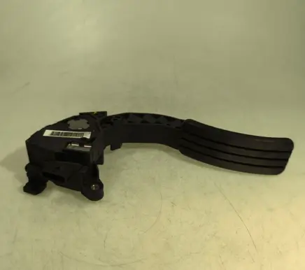Accelerator throttle pedal