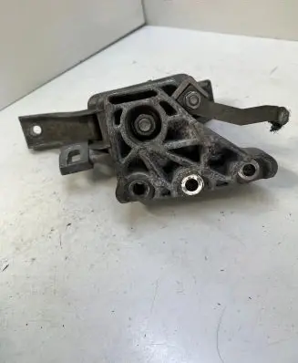 Engine mount vacuum valve